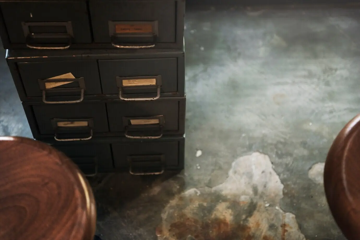 Konzept mit altmodischem Spind, Holzstuhl und Betonboden