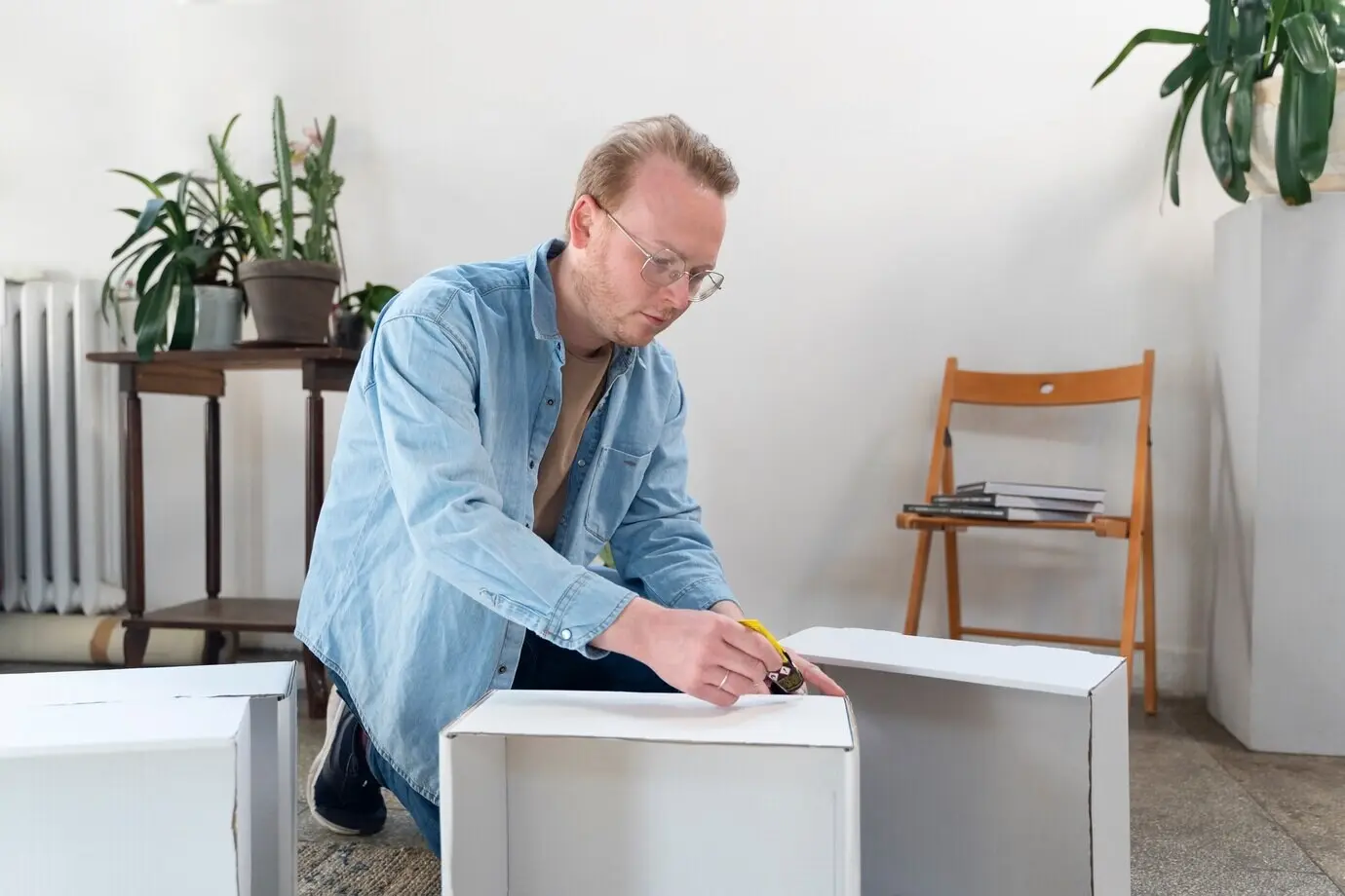 Erwachsene Person, die Gegenstände auf kreative Weise wiederverwendet.